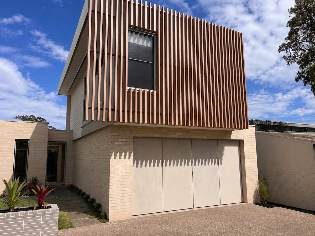 Automated tilt garage door engineered with heavy-duty Hulk hardware and a B&D Smart Pro motor featuring an extruded aluminium shaft, professionally installed in Point Lonsdale by Ascent Garage Doors.